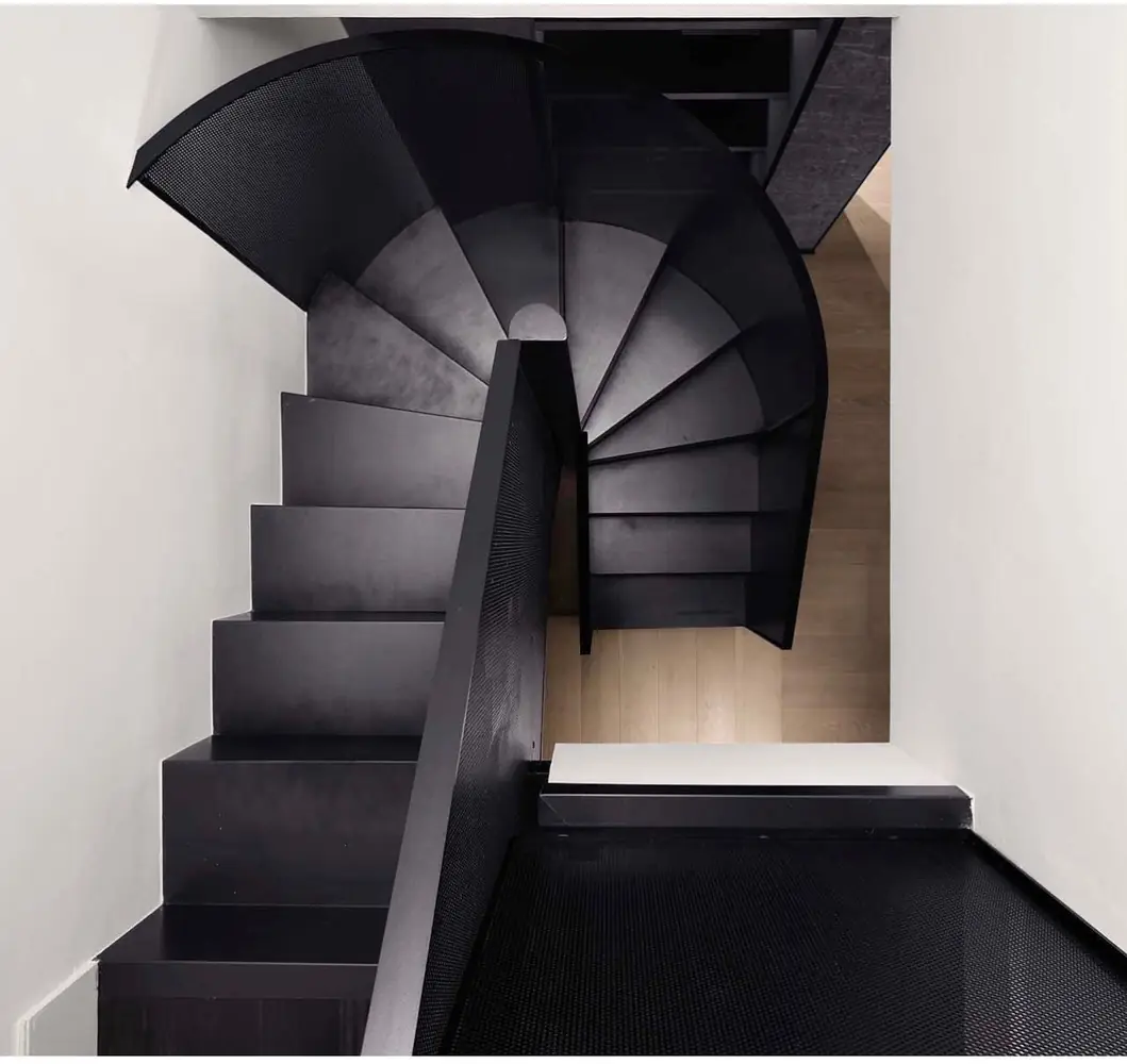 Escalera helicoidal de acero negro
