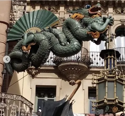 Dragón ornamental en fachada